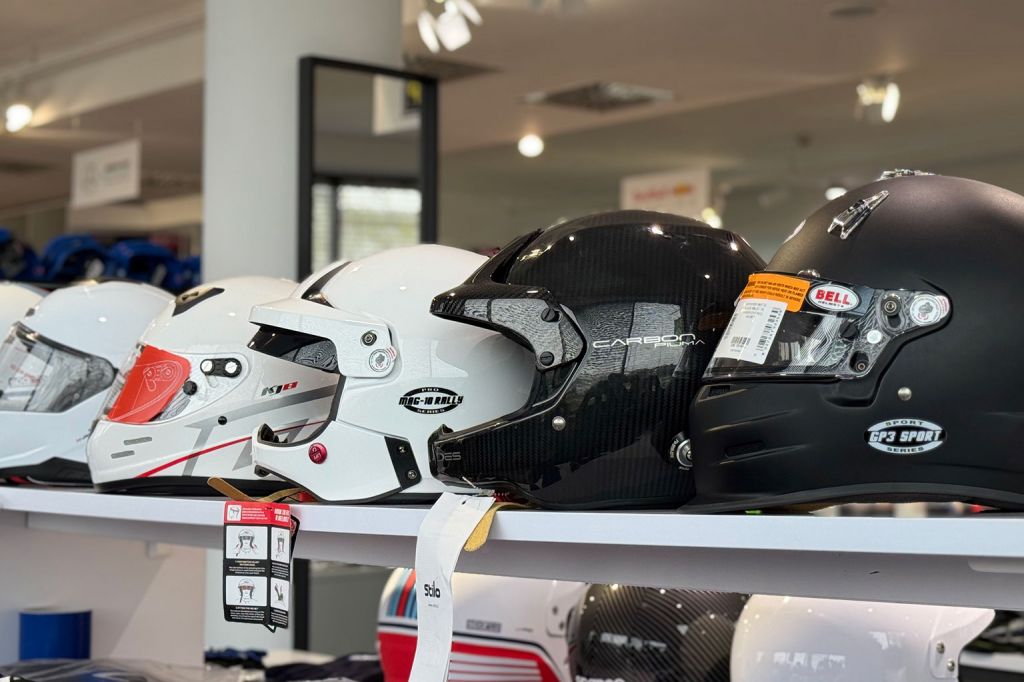 Guide casques motorsport : casques ouverts et intégraux FIA pour la compétition