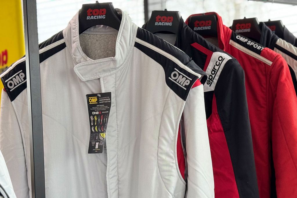 Guide combinaisons motorsport : combinaisons homologuées FIA et tenues karting