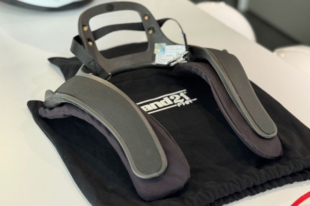 Guide système FHR : HANS et Hybrid pour la protection cervicale en motorsport
