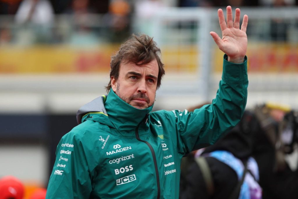 Alonso stays in F1 for 2027 as Aston Martin keeps its lineup