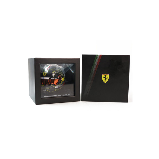 Casco de Charles Leclerc de la Scuderia Ferrari para el Gran Premio de Monza, escala 1:5
