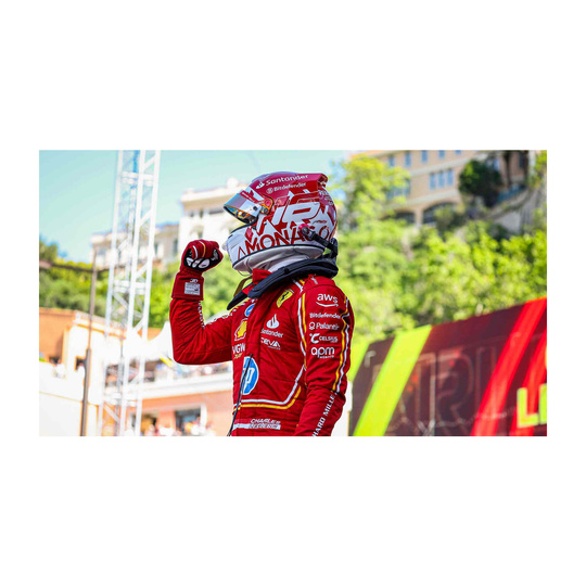 Casco en miniatura Scuderia Ferrari F1 Charles Leclerc 1:5 Monaco GP
